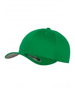 Klargrön Flexfit-keps med egen brodyr